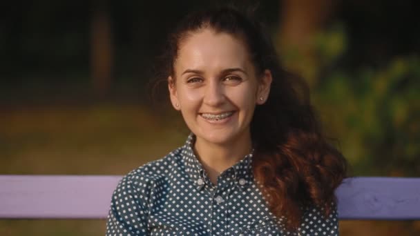 Doce menina fica na rua e sorrindo — Vídeo de Stock