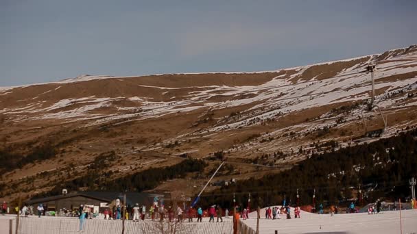 Telesilla nieve montañas — Vídeos de Stock