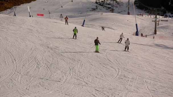 Wyciąg narciarski śniegu góry narty snowboard — Wideo stockowe