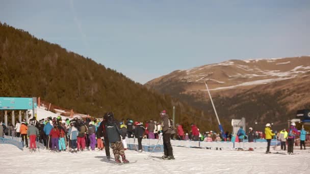Wyciąg narciarski śniegu góry narty snowboard — Wideo stockowe
