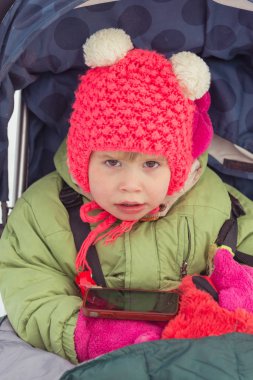 Çocuk bir cep telefonu karikatürler görünüyor