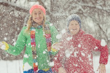Kış. Anne ile bir çocuk oyun ile kar.