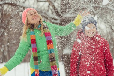 Kış. Anne ile bir çocuk oyun ile kar.
