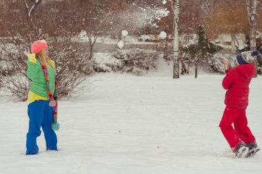 Kış. Anne ile bir çocuk oyun ile kar.