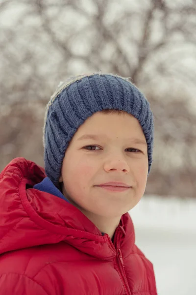 Zimowe. Chłopiec w zimowych ubraniach. — Zdjęcie stockowe