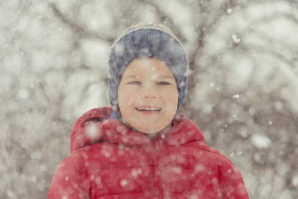 Winter. De jongen in de winter kleren. — Stockfoto