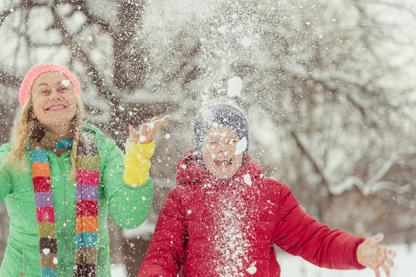 Winter. Mam met een kind spelen met sneeuw. — Stockfoto