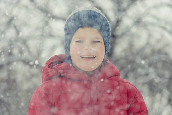 Inverno. Il ragazzo in abiti invernali . — Foto Stock