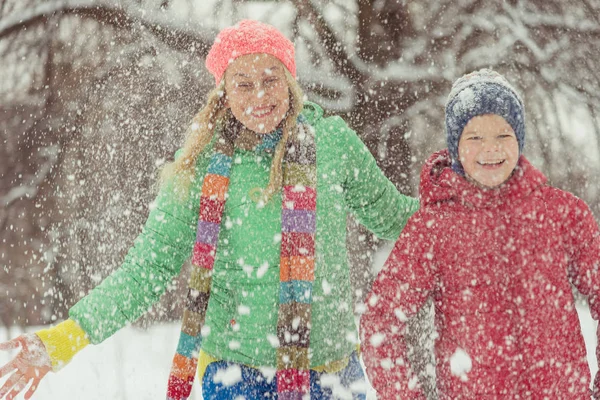 Kış. Anne ile bir çocuk oyun ile kar.