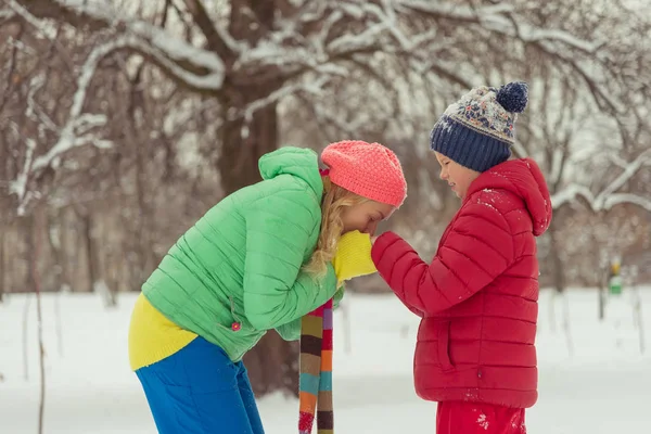 Inverno. Mamma scalda congelato mani figlio — Foto Stock