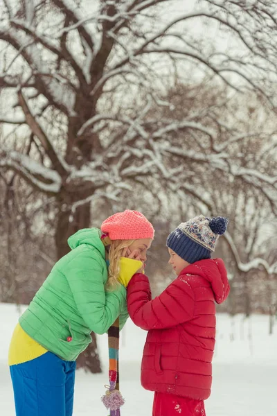 Inverno. Mamma scalda congelato mani figlio — Foto Stock