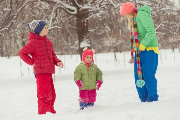 Winter. Mam met een kind spelen met sneeuw. — Stockfoto