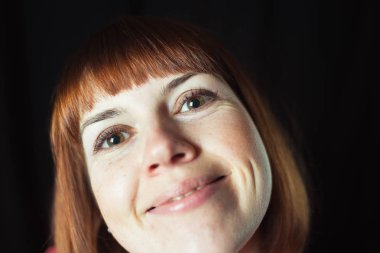 Portre. Kız siyah bir zemin üzerine