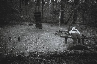 Ev yapımı Bahçesi. Karın kasları atlet salıncaklar.