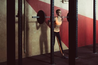Spor salonu. O bir halter ile ağız kavgası