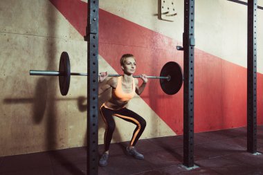 Spor salonu. O bir halter ile ağız kavgası