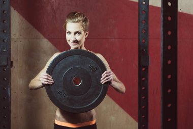 Spor salonu. O bir halter ile ağız kavgası