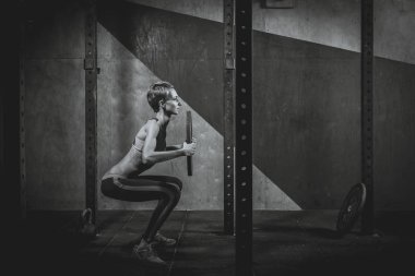 Spor salonu. O bir halter ile ağız kavgası