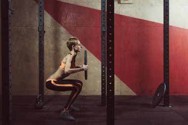 Spor salonu. O bir halter ile ağız kavgası