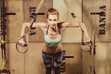 Trx. kız koridorda egzersizleri yapıyor