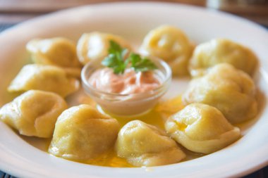 Sarımsak soslu Ravioli.