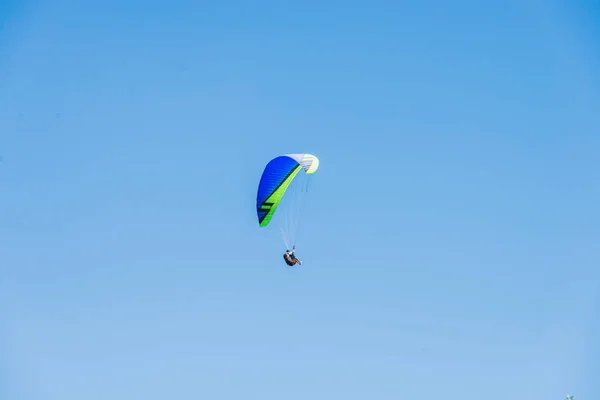 Paragliding. Een paraglider vliegt over het veld. — Stockfoto