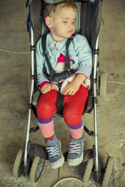 Pequeño bebé durmiendo dulcemente . —  Fotos de Stock