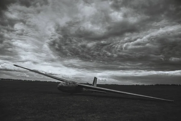 Zweefvliegtuig. Niet-gemotoriseerde vliegmachine. — Stockfoto