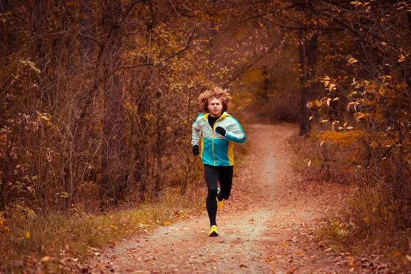 Отом Парк. Утренняя пробежка Человек в спортивной форме бег трусцой . — стоковое фото
