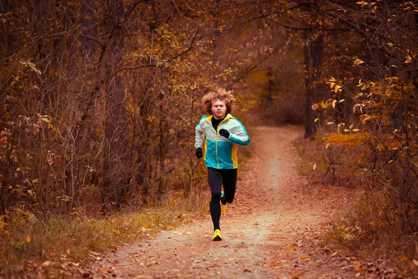 Autumn Park. Courir le matin. Homme en jogging de vêtements de sport . — Photo