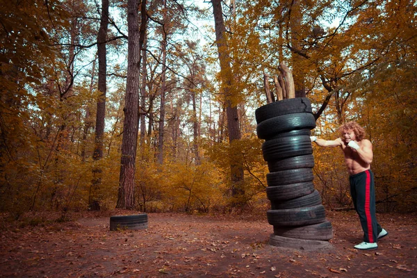 拳击自制梨，由汽车轮胎制成。战斗机满足踢 — 图库照片