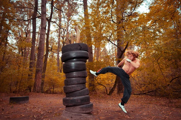 Boksen zelfgemaakte peer, gemaakt van autobanden. Vechter vervult kick — Stockfoto