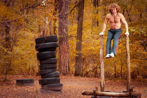 Homemade playground. Athlete swings abdominal muscles. — Stock Photo, Image