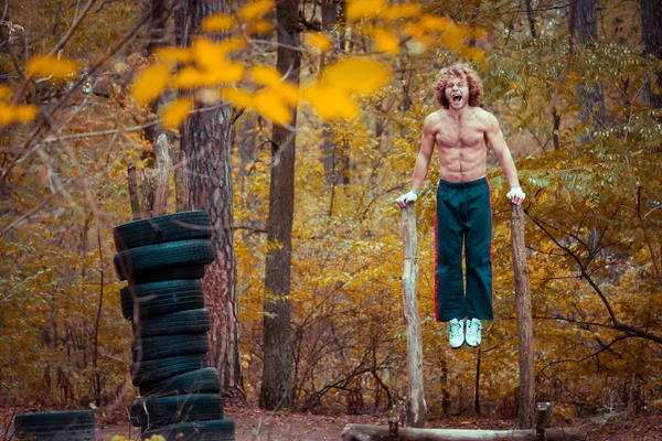 Homemade playground. Athlete swings abdominal muscles. — Stock Photo, Image