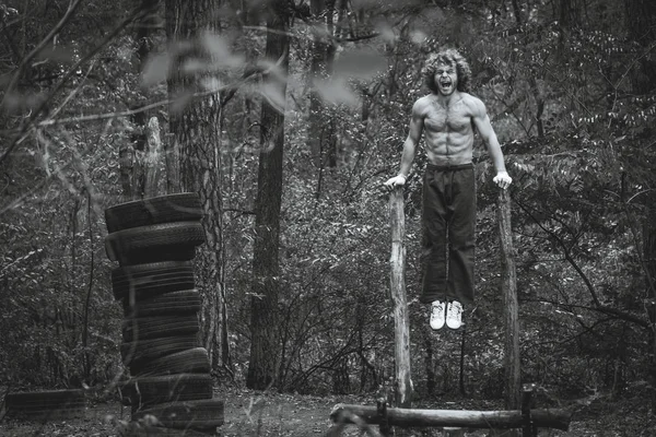 Zelfgemaakte speeltuin. Atleet schommels buikspieren. — Stockfoto