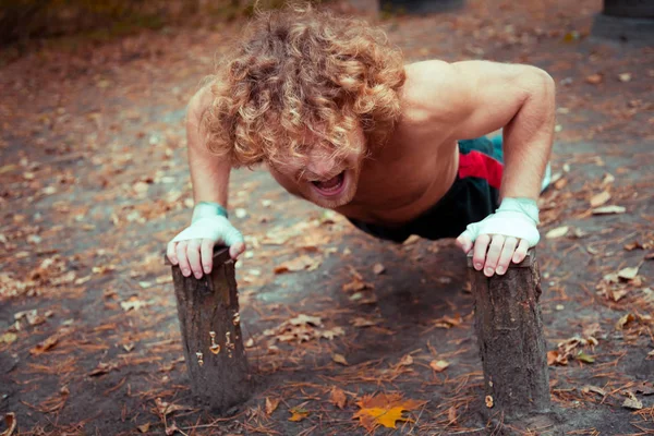 Parque infantil caseiro. Atleta balança os músculos do braço . — Fotografia de Stock