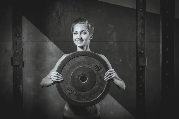 Gimnasio. Se pone en cuclillas con una barra —  Fotos de Stock