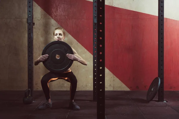 Gimnasio. Se pone en cuclillas con una barra —  Fotos de Stock