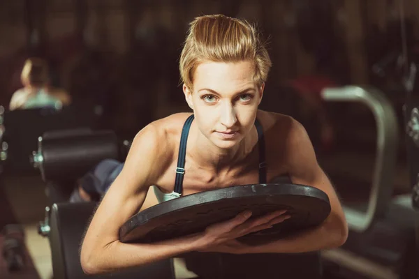 Gimnasio. Ella sacude la prensa —  Fotos de Stock