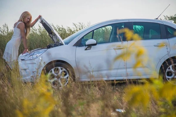 車の修理。彼女は車のボンネットを開けた. — ストック写真