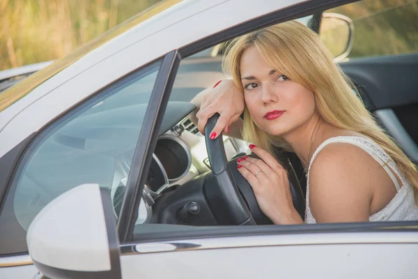 Une conductrice. Fille assise au volant de la voiture . — Photo