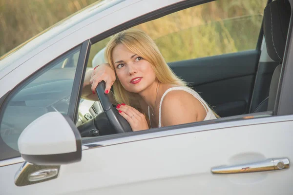 Kobieta kierowca. Dziewczyna siedzi za kierownicą samochodu. — Zdjęcie stockowe