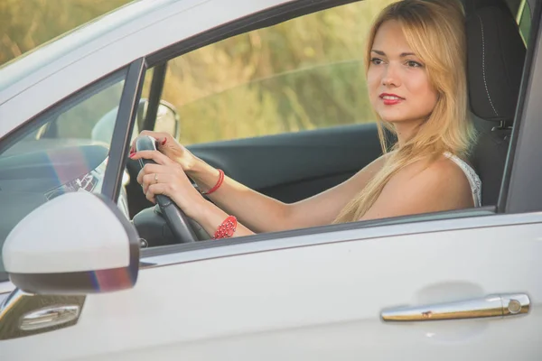 女性ドライバー。車のホイールの後ろに座っている女の子. — ストック写真