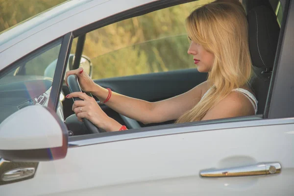 Kobieta kierowca. Dziewczyna siedzi za kierownicą samochodu. — Zdjęcie stockowe