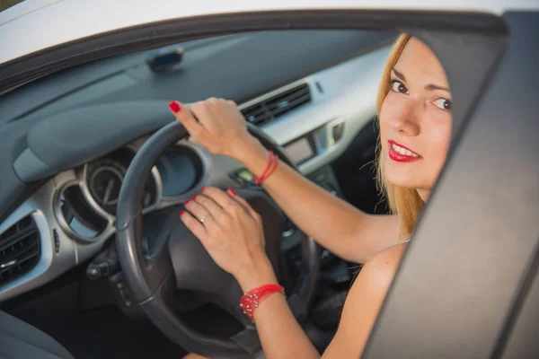 Une conductrice. Fille assise au volant de la voiture . — Photo