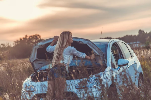 女の子ドライバー。女の子の修理車. — ストック写真