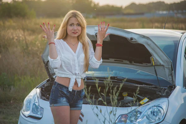 मुलगी चालक. मुलगी दुरुस्ती कार . — स्टॉक फोटो, इमेज