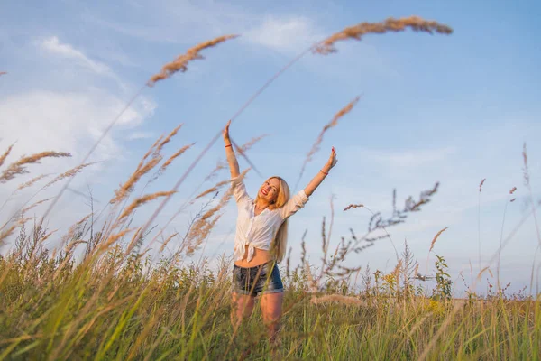 Tjej går på vete fält. — Stockfoto