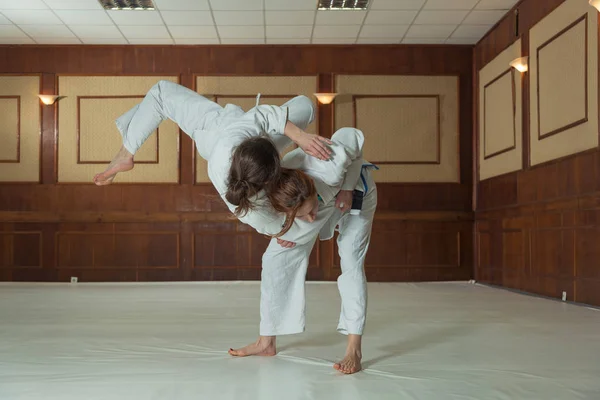 Kvinnors avsnitt av Jiu Jitsu. Flickor träna med receptionen. — Stockfoto