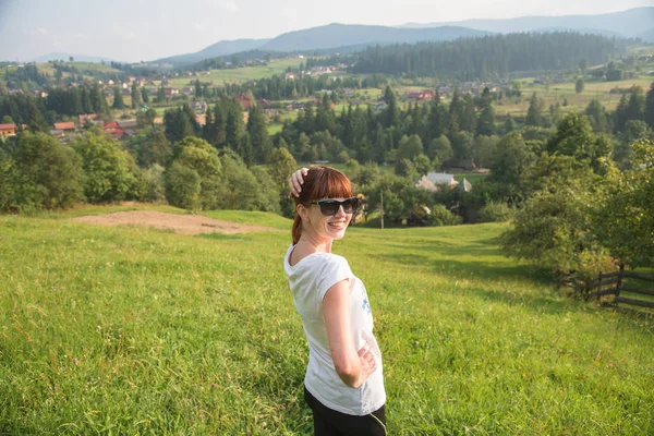 Viagem. A menina caminha nas montanhas . — Fotografia de Stock